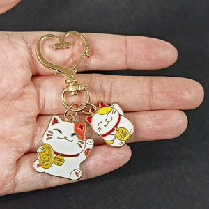Porte-clés chat porte-bonheur Maneki Neko doré avec crochet en forme de cœur