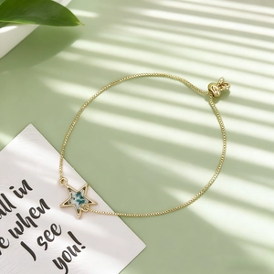 Détail d'un bracelet étoile doré ajustable avec de vraies fleurs séchées et fermoir lapin