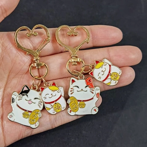 Porte-clés chat porte-bonheur Maneki Neko en alliage doré avec crochet en forme de cœur