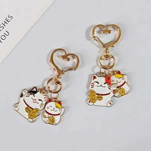 Porte-clés cœur doré avec pendentifs chat Maneki Neko blancs et clochette rouge