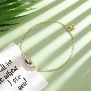 Détail du bracelet doré réglable avec pendentif rose séchée et breloque petit lapin