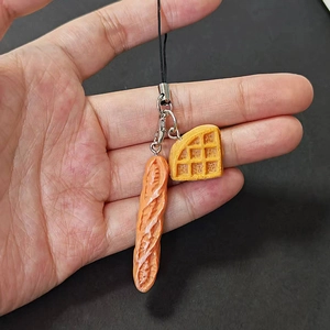Ciondoli in resina a forma di baguette e waffle con cordino nero per cellulare e borse
