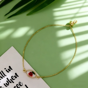 Bracelet doré réglable élégant avec géométrie lune-étoile et pendentif de rose rouge réelle