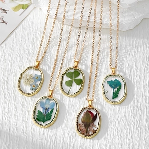 Élégant Collier Pendentif en Résine de Fleurs Séchées Réelles Fait Main Chaîne en Alliage Plaqué Or Bijoux Floraux Éternels Pastoraux pour Femme