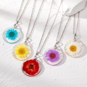 Collier en Résine Fait à la Main avec Fleurs Séchées Pendentif Rond Transparent Marguerite Bijoux Floraux Style Pastoral Cadeau pour Femmes Filles Accessoire Botanique