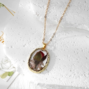 Élégant collier à pendentif ovale doré avec une véritable rose rouge séchée sous résine