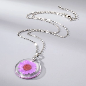 Collier artisanal en résine avec véritable fleur de marguerite séchée mauve et pendentif rond
