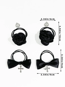 Détail d'élastiques cheveux en satin noir avec rose, nœud et pendentifs argentés