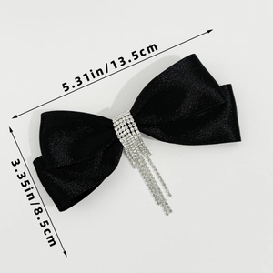 Détail du nœud papillon en satin noir avec glands en strass et dimensions précises