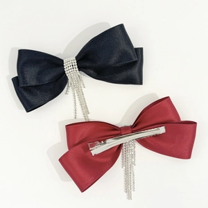 Vue détaillée arrière du nœud papillon en satin avec gland strass et pince en métal