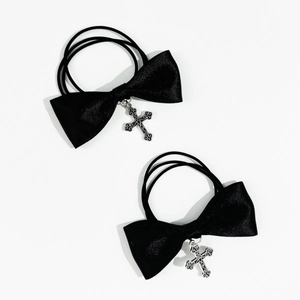 Détail de l'élastique à cheveux en satin noir gothique avec pendentif croix argenté vintage