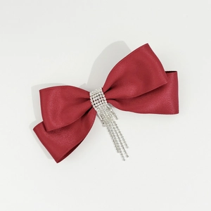 Barrette élégante en satin rouge avec nœud et pampilles en strass brillants