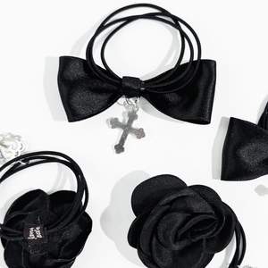 Lot de chouchous noirs avec nœud en satin, croix métallique et fleur de rose en tissu