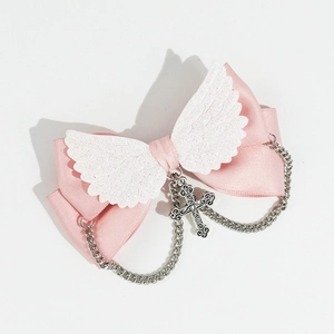 Barrette nœud en satin rose avec ailes d'ange blanches et pendentif croix argenté