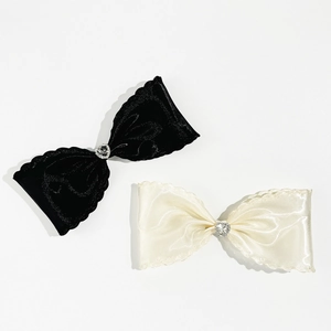 Nœuds à cheveux élégants en satin noir et crème avec strass en cœur et bords festonnés
