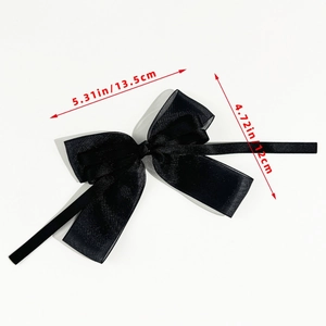Mesure détaillée de la barrette à nœud en maille noire avec rubans sur fond blanc
