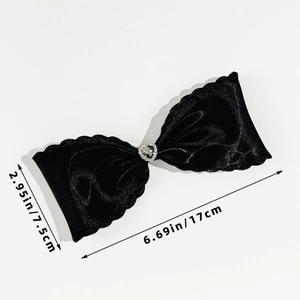 Détail d'un nœud papillon en satin noir avec strass en cœur et mesures de taille