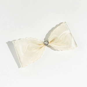 Barrette à cheveux élégante en résille crème avec bords ondulés et strass cœur