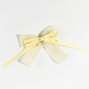 Détail de la barrette nœud jaune clair à double épaisseur en organza et ruban satiné