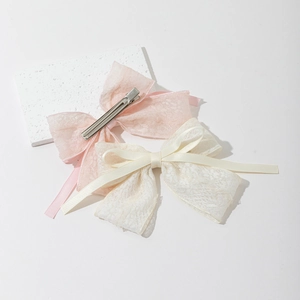 Barrettes à cheveux en dentelle rose et crème avec rubans satinés et clips en métal