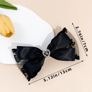Barrette nœud en dentelle avec strass en cœur montrant les dimensions de 13 cm