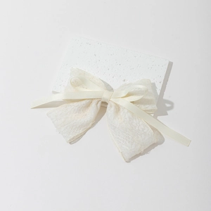 Barrette à cheveux élégante en dentelle crème avec ruban de satin sur socle en pierre blanche