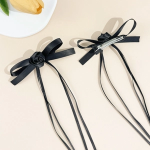 Coppia di fermagli per capelli con fiocco di rose in raso nero e lunghi nastri pendenti