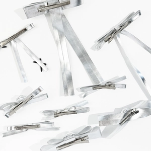 Eleganti fermagli per capelli a fiocco argento con lunghi nastri e clip a coccodrillo