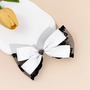 Barrette à cheveux avec noeud en dentelle et cristal coeur sur assiette céramique