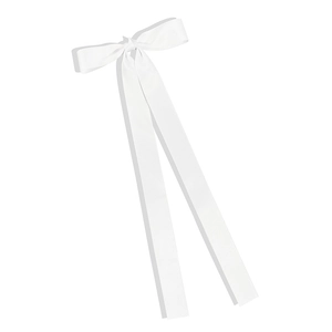 Dettaglio di un elegante fermaglio per capelli con lungo fiocco in raso bianco