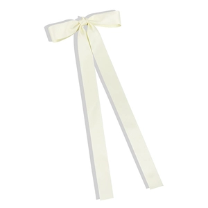 Elegante fermaglio per capelli in raso bianco panna con lunghi nastri su sfondo bianco