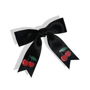 Barrette à cheveux avec nœud en satin noir et broderie cerise rouge sur les rubans