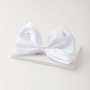 Barrette nœud en satin blanc élégante avec perles décoratives sur socle en pierre