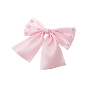 Barrette à cheveux élégante en satin rose avec perles blanches sur fond blanc