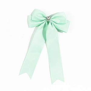 Eleganter mintgrüner Haarschleifenclip mit Herz-Strass auf weißem Hintergrund