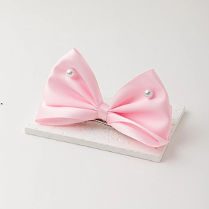 Pince à cheveux noeud satin rose avec perles pour filles sur support en pierre blanche