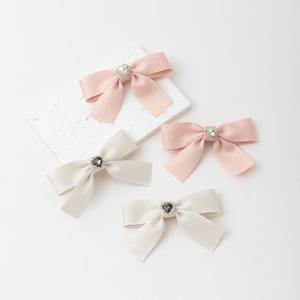 Set di fermagli per capelli con fiocchi e strass a cuore in rosa e beige elegante
