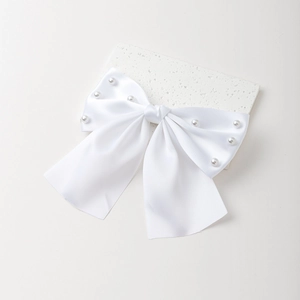 Barrette à cheveux avec nœud en satin blanc et perles sur une plaque en pierre minimaliste
