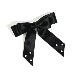 Elegante fermaglio per capelli in raso nero con perline bianche su sfondo bianco pulito