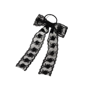 Élastique à cheveux élégant en dentelle noire avec broderie florale et longs rubans