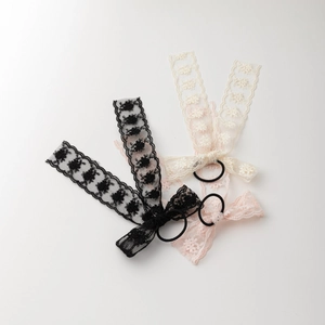 Lot de trois chouchous en dentelle avec broderie florale en noir, crème et rose