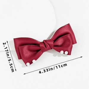 Détail de la barrette nœud en satin bordeaux avec perles et dimensions de 11 cm