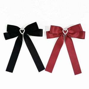 Barrette à nœud en satin élégante avec cœur en strass en noir et rouge vin