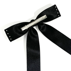 Détail arrière d'une pince à cheveux nœud en satin noir avec strass et clip métallique