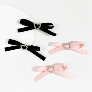 Détails des barrettes nœuds en satin rose et velours noir avec strass en cœur