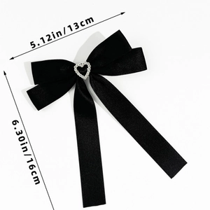Vue détaillée du nœud en satin noir avec cœur en strass indiquant la largeur de 13 cm