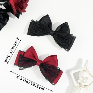 Dettaglio dei fiocchi gotici in pizzo nero e bordeaux con misure di 13,5 cm x 7,5 cm