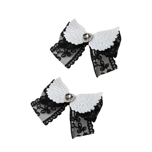 Détail de pinces à cheveux gothiques en dentelle avec ailes d'ange et gemme cœur