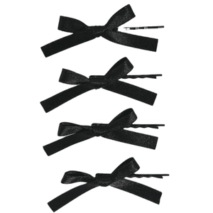 Lot de quatre barrettes à cheveux minimalistes en satin noir sur fond blanc épuré