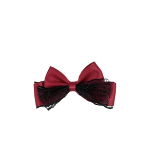 Fermaglio stile Dark Lolita con fiocco di raso rosso e pizzo nero su sfondo bianco